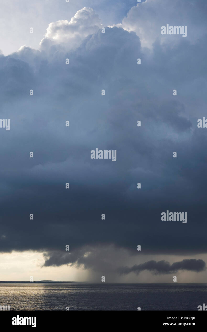 Wolken und Regen über den Nordatlantik Stockfoto