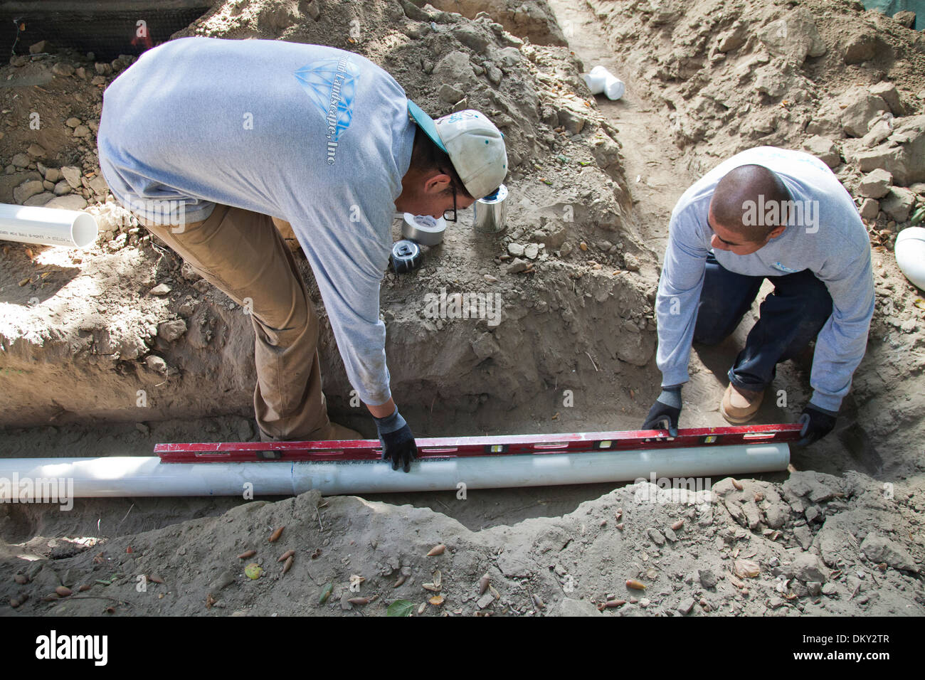 Poly Vinylchlorid (PVC) Rohre für Regenwassernutzungsanlage im neuen Hauptaufbau installiert wird. Los Angeles, Neff Stockfoto