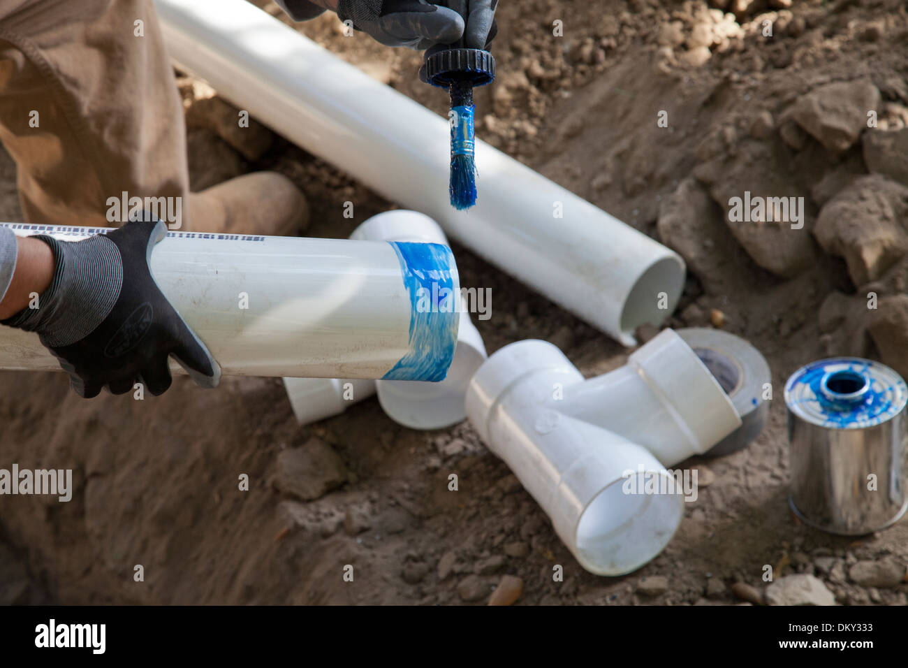 Poly Vinylchlorid (PVC) Rohre für Regenwassernutzungsanlage im neuen Hauptaufbau installiert wird. Los Angeles, Neff Stockfoto