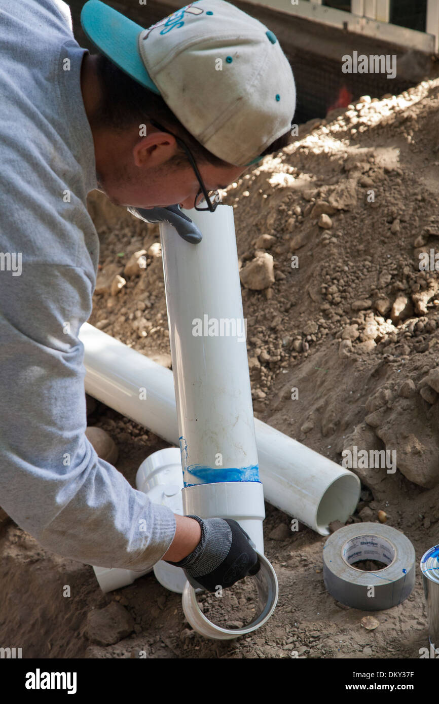 Poly Vinylchlorid (PVC) Rohre für Regenwassernutzungsanlage im neuen Hauptaufbau installiert wird. Los Angeles, Neff Stockfoto
