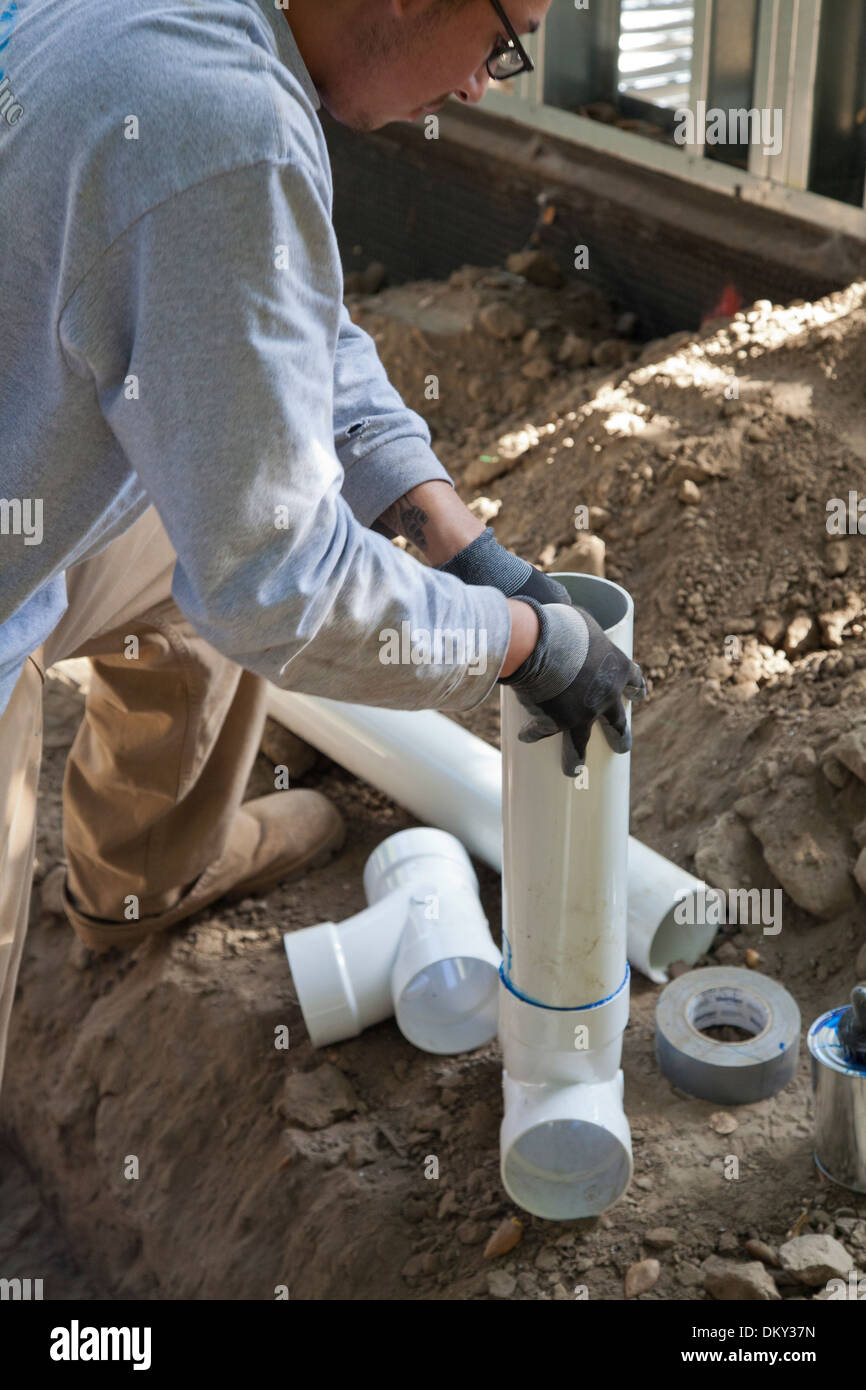 Poly Vinylchlorid (PVC) Rohre für Regenwassernutzungsanlage im neuen Hauptaufbau installiert wird. Los Angeles, Neff Stockfoto