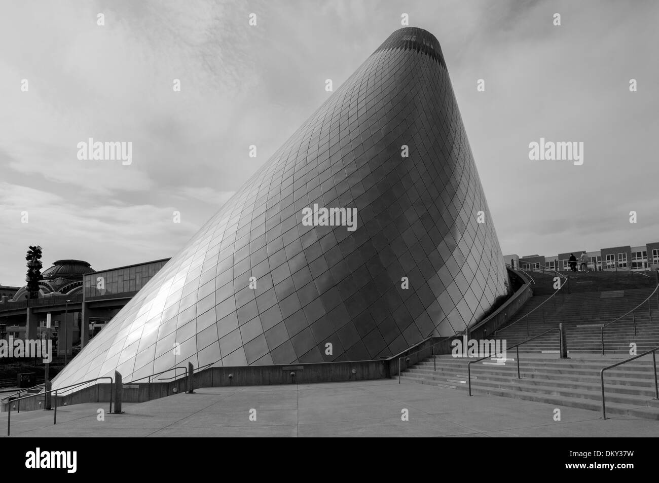 Washington, Tacoma, Glasmuseum, 90ft hoch Edelstahl Kegel beherbergt das Hot Shop-Amphitheater Stockfoto