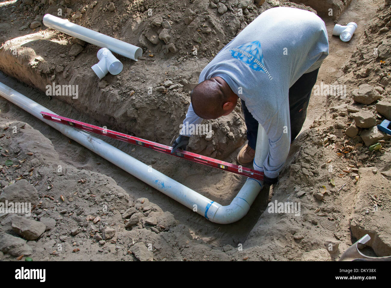 Poly Vinylchlorid (PVC) Rohre für Regenwassernutzungsanlage im neuen Hauptaufbau installiert wird. Los Angeles, Neff Stockfoto