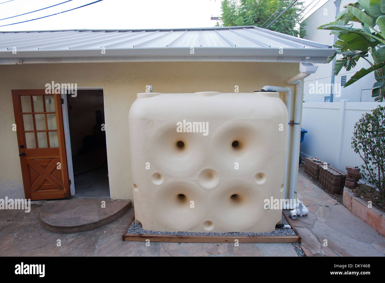 Regenwassernutzungsanlage auf ein grünes Haus, das aus dem Netz. Los Angeles, Kalifornien, USA Stockfoto