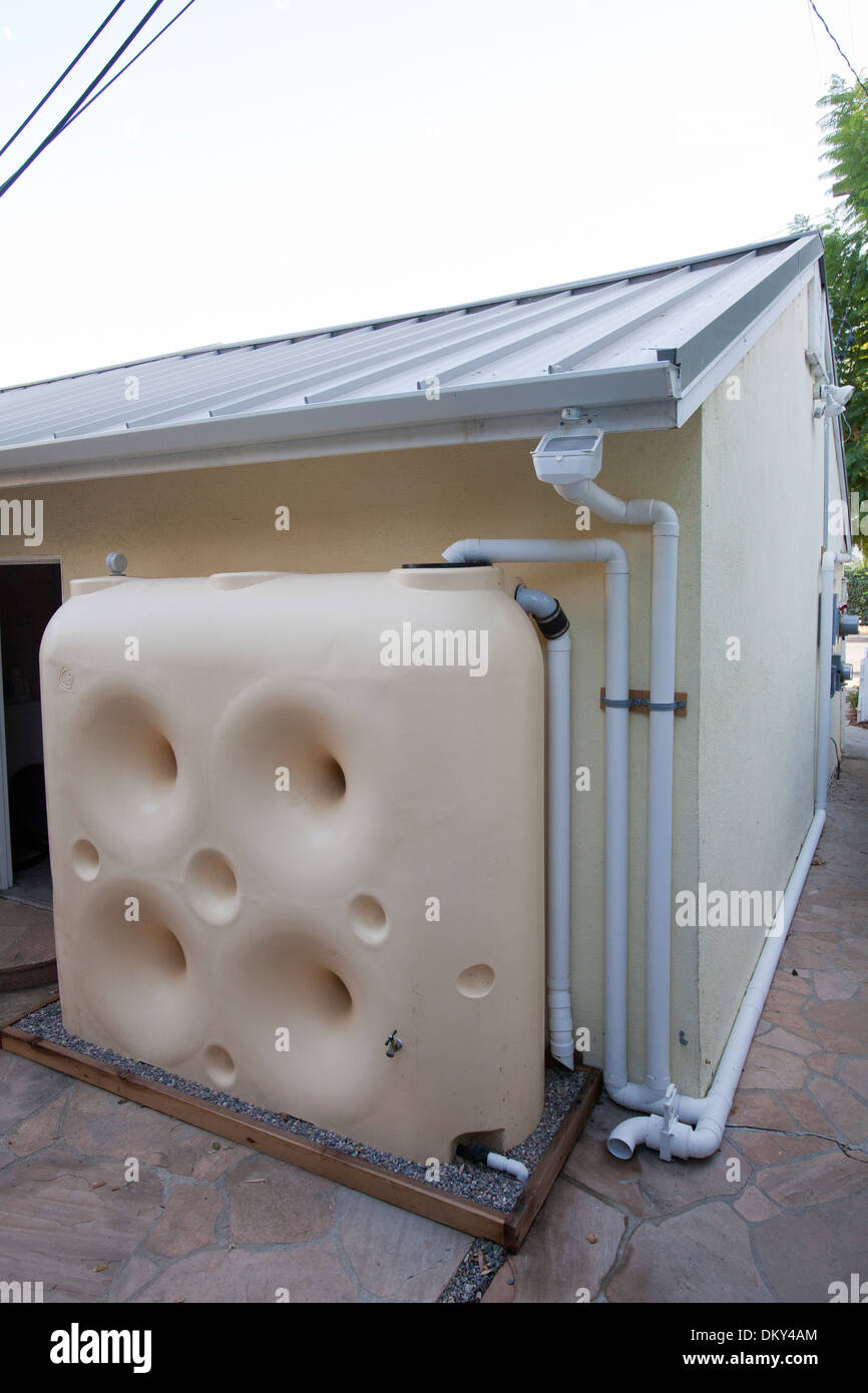 Regenwassernutzungsanlage auf ein grünes Haus, das aus dem Netz. Los Angeles, Kalifornien, USA Stockfoto