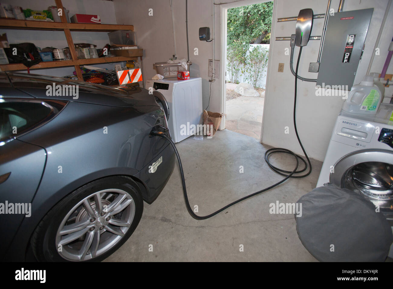 Tesla Elektroauto aufladen in Garage im grünen Haus, das aus dem Netz ist.  Los Angeles, Kalifornien, USA Stockfotografie - Alamy