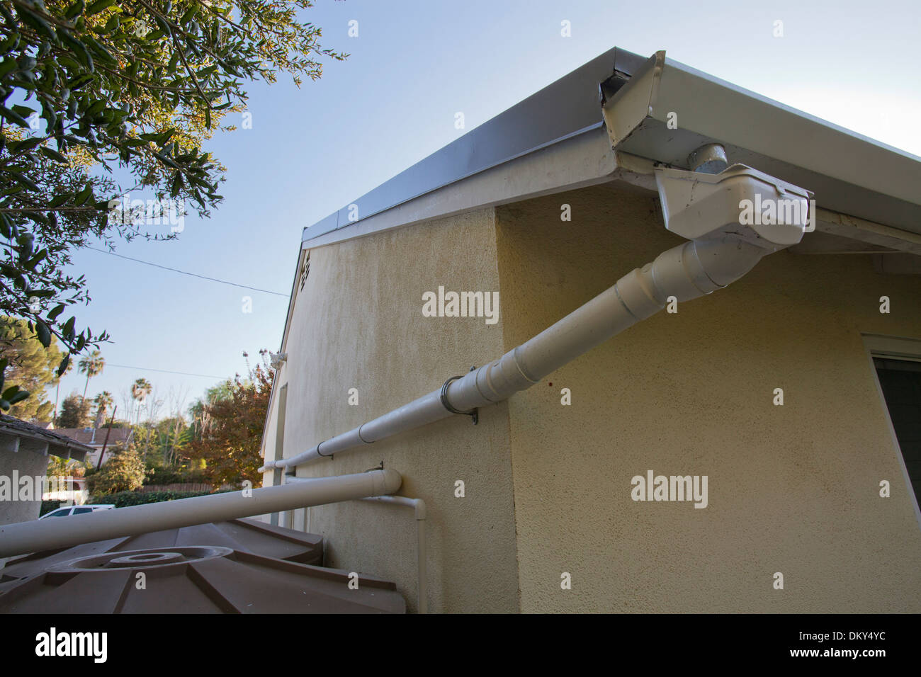 Regenwassernutzungsanlage auf ein grünes Haus, das aus dem Netz. Los Angeles, Kalifornien, USA Stockfoto