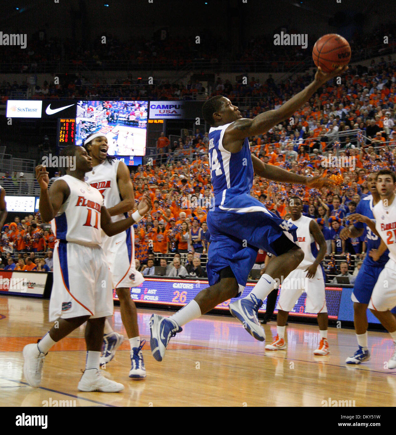 12. Januar 2010 blies - GAINESVILLE, Kentucky, USA - UK Eric Bledsoe vorbei Floridas Erving Walker, links, und Alex Tyus für einen Korb in der ersten Hälfte des Kentucky in Florida-Basketball-Spiel auf Dienstag, 12. Januar 2010 in Gainesville, Florida.  Foto von David Perry | Personal (Kredit-Bild: © Lexington Herald-Leader/ZUMApress.com) Stockfoto