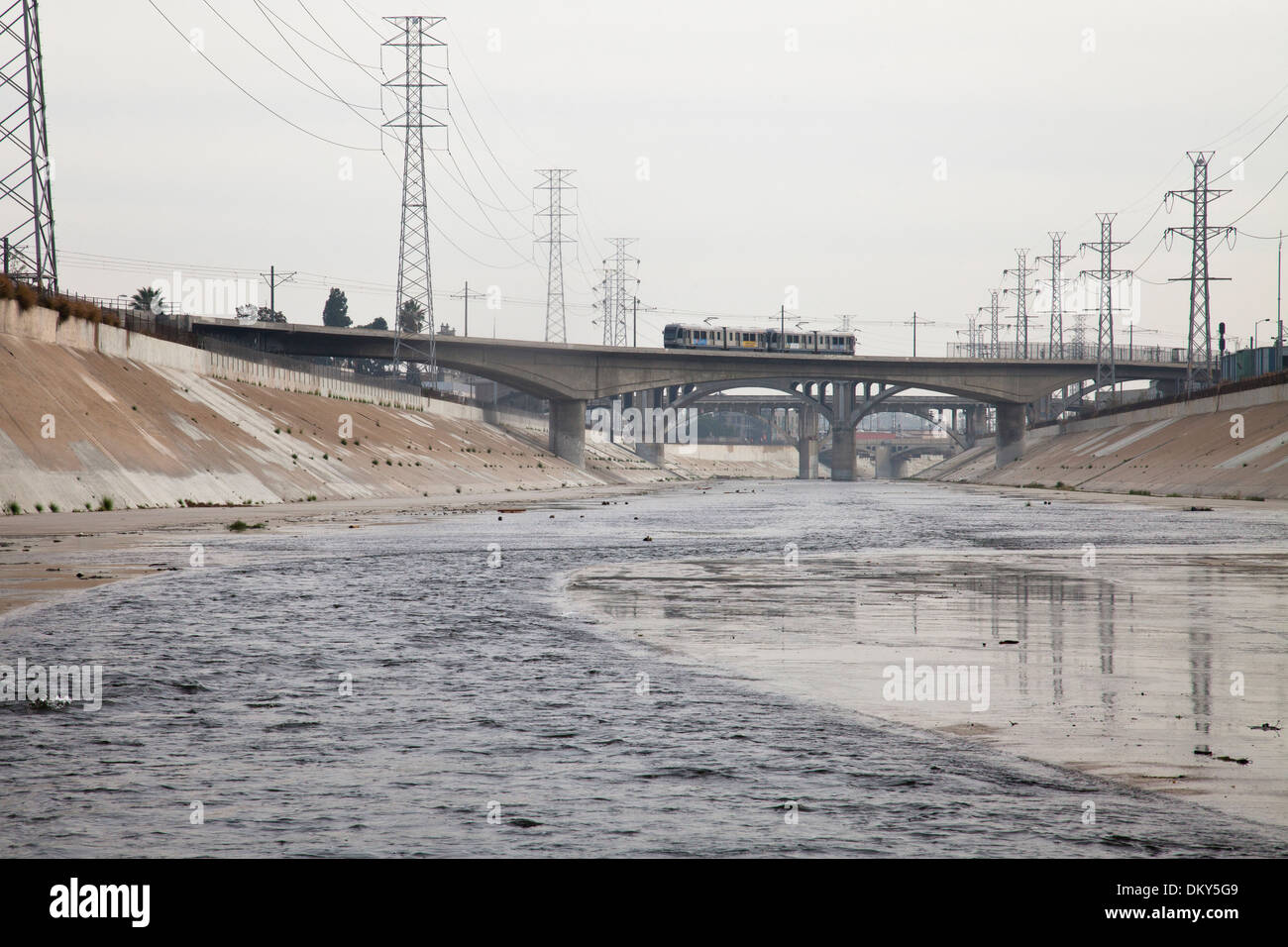 Los Angeles Metro Goldlinie Überquerung des Flusses von Los Angeles, Innenstadt von Los Angeles, Kalifornien, USA Stockfoto