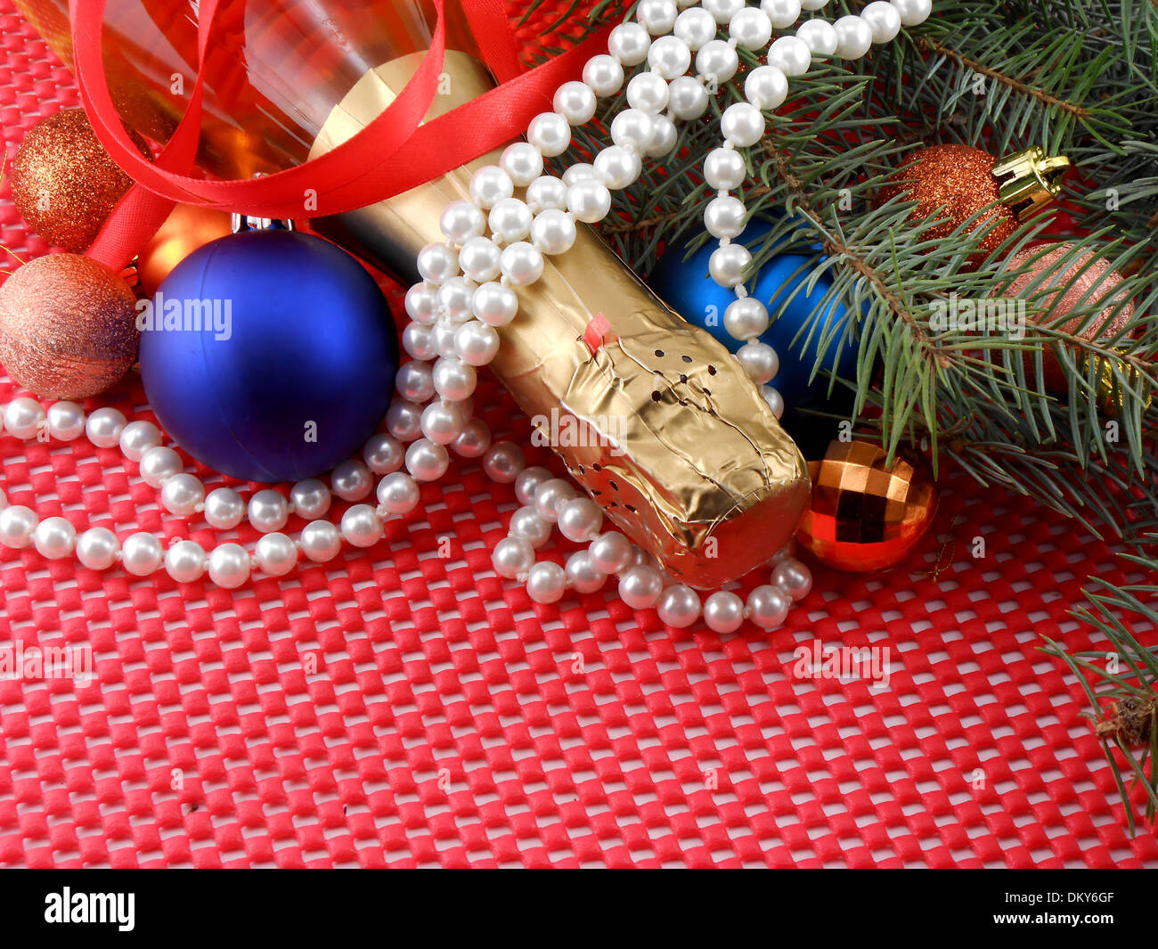 Sektflasche mit Christmas Ball und weißen Diamanten, Einladungskarte Stockfoto
