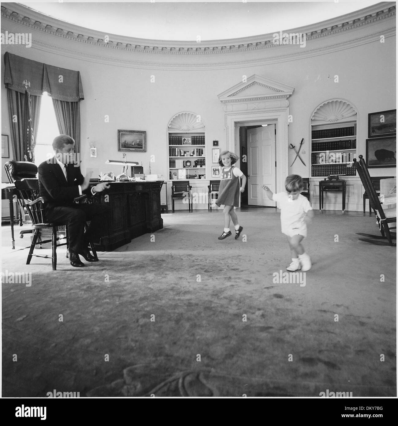 Kennedy Kinder besuchen das Oval Office. Präsident Kennedy, Caroline Kennedy, John F. Kennedy,Jr. White House, Oval... 194242 Stockfoto