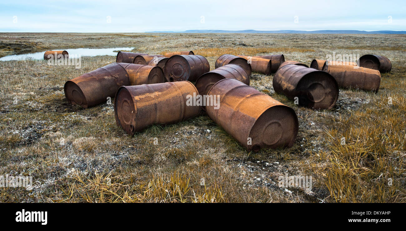 Verrostete Trommeln in der Tundra, Mammut-Fluss, Wrangel Island, russischen Fernen Osten, UNESCO-Weltkulturerbe Stockfoto