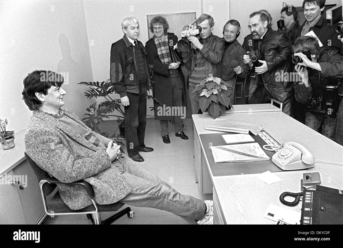 13. Dezember 1985 - Wiesbaden, Deutschland - Joschka Fischer Hält bin 13.12.1985 Einzug in Sein Neues Amt Im Wiesbadener Behördenzentrum Und Wird Bei Seiner Ersten Sitzprobe Im Ministersessel von Zahlreichen Fotografen Abgelichtet. Der Grünen-Politiker Krieg bin Tags Zuvor Im Hessischen Landtag in Wiesbaden als Neuer Minister Für Umwelt Und Energie Vereidigt Worden... BILDNACHWEIS: DPA / / I85 Stockfoto