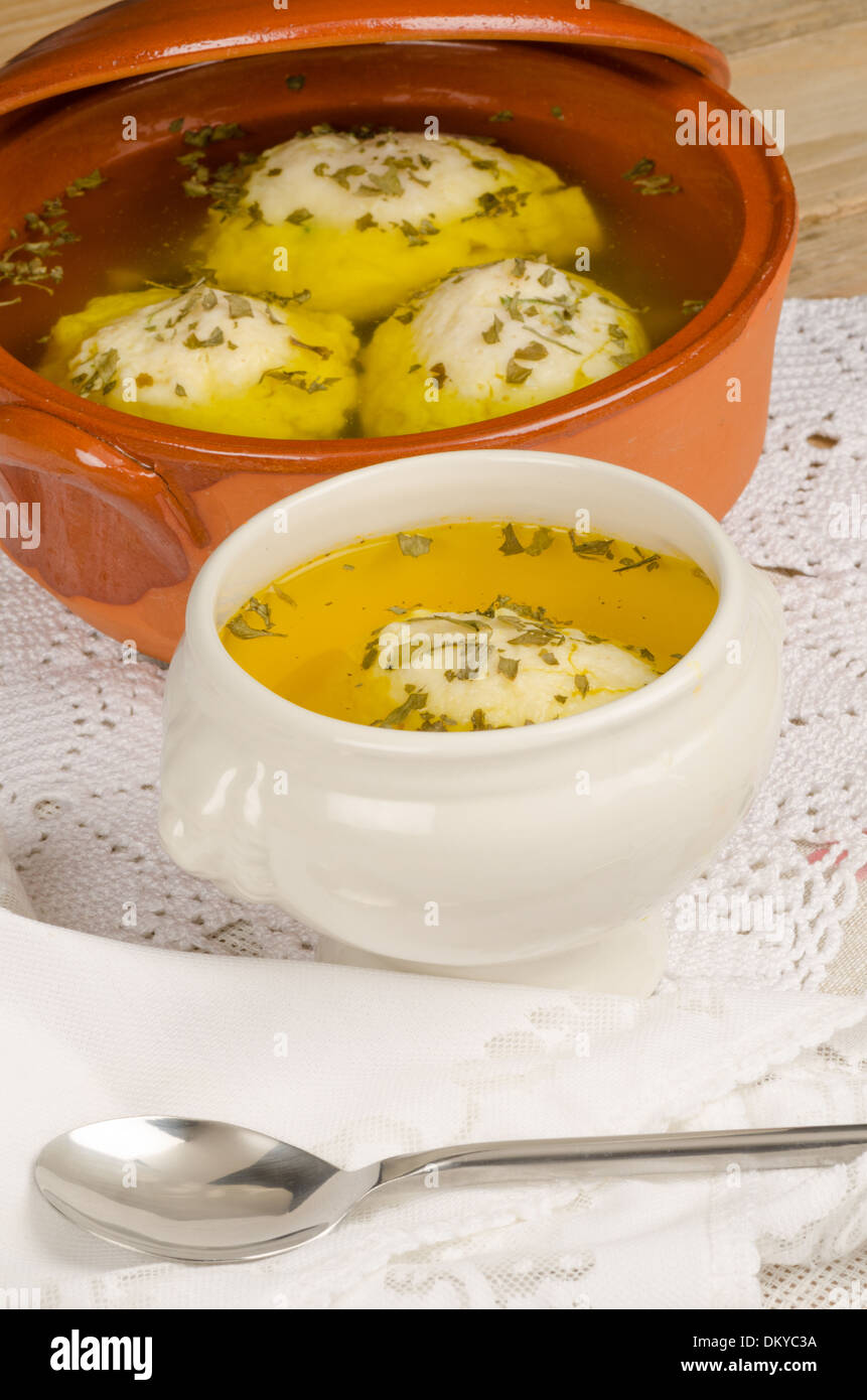 In einer Schüssel serviert traditionelle hausgemachte Matza Ball Suppe Stockfoto