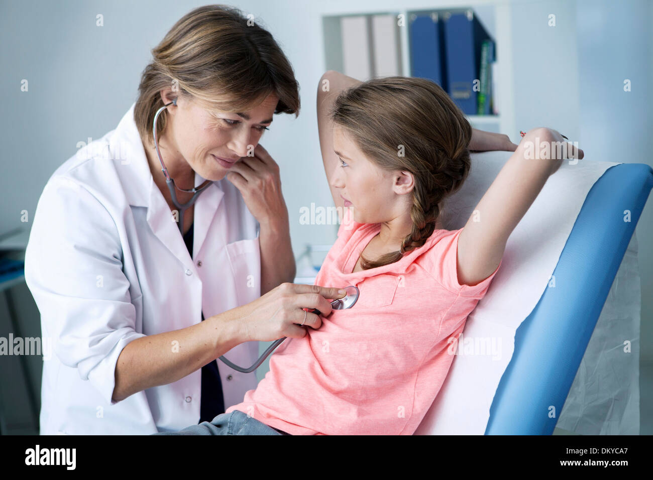 Stethoscope girl auscultation Fotos und Bildmaterial in hoher
