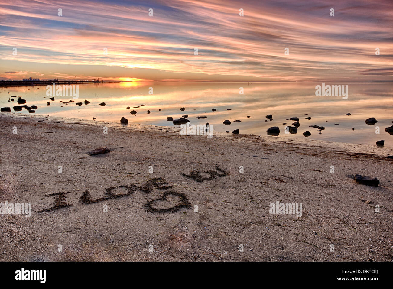 Eine Liebeserklärung an legte am Strand für alle zu sehen Stockfoto