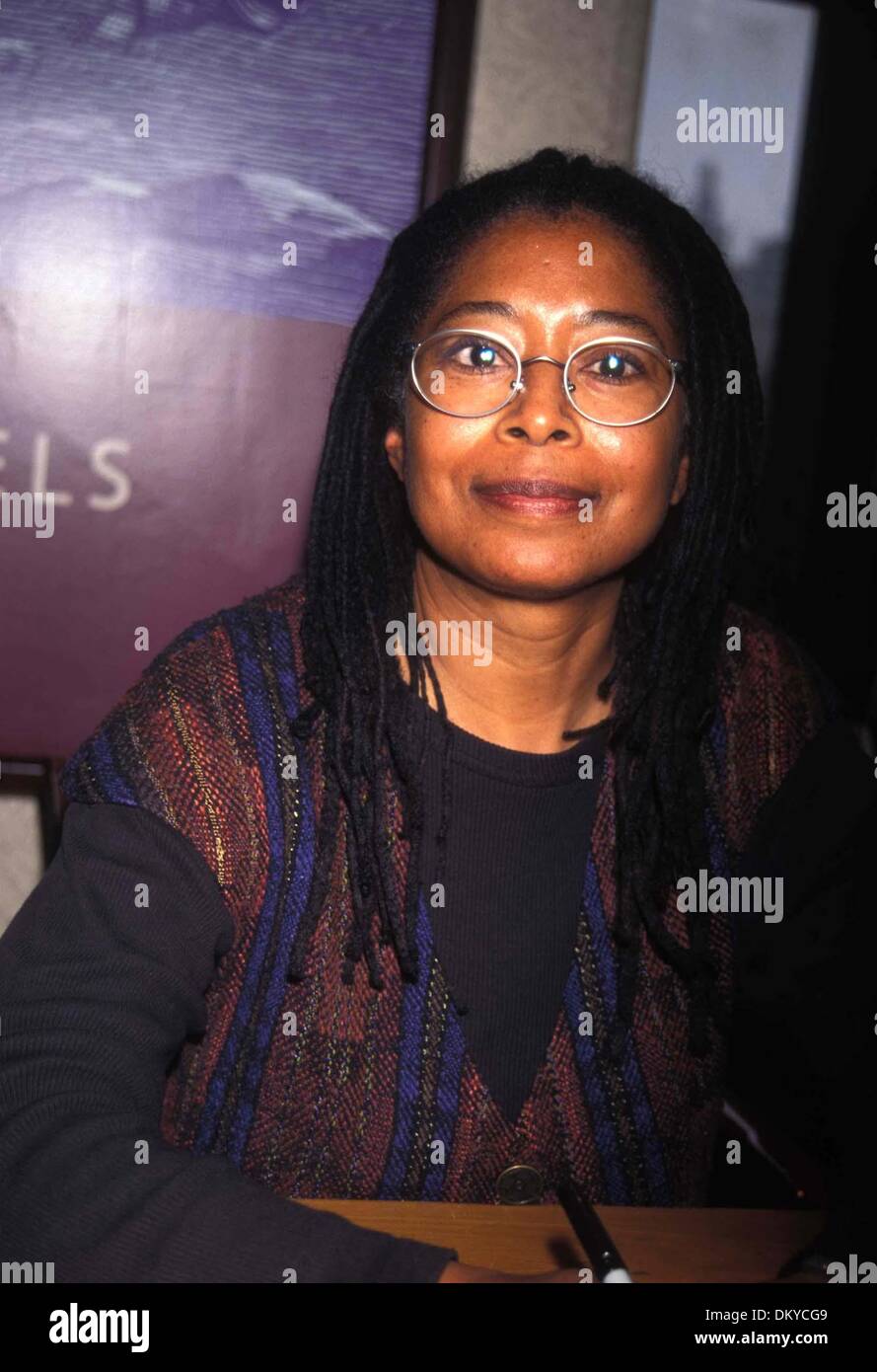 27. Januar 1996 - K3747AR. ALICE WALKER SIGNIERSTUNDE DEN GLEICHEN FLUSS ZWEIMAL BEI BARNES AND NOBLE 27.01.1996. ANDREA RENAULT - PHOTOS(Credit Image: © Globe Photos/ZUMAPRESS.com) Stockfoto