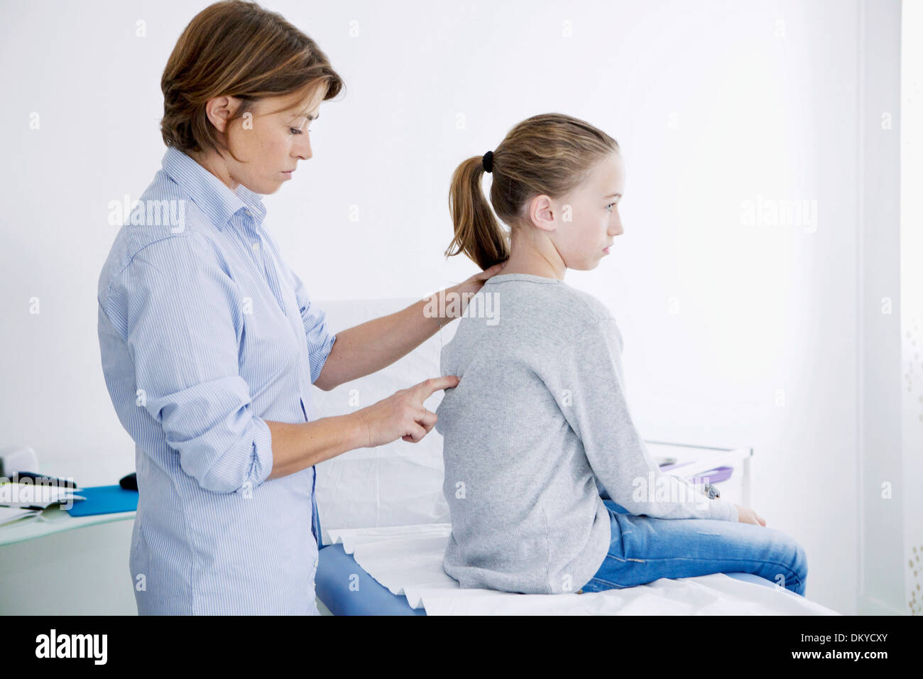 PB ZURÜCK. KIND, SEMIOLOGIE Stockfoto