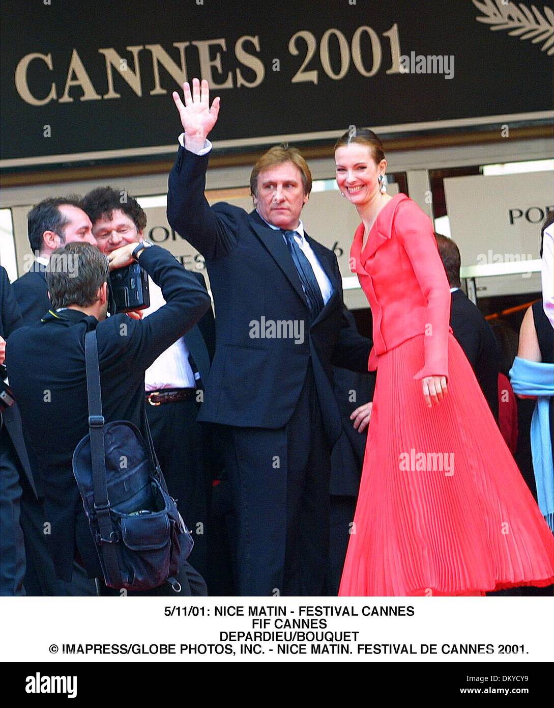 22. Mai 2001 -.5/11/01: NICE MATIN - FESTIVAL CANNES. FIF CANNES. DEPARDIEU/BOUQUET. Â © IMAPRESS / NICE MATIN. FESTIVAL DE CANNES 2001. (Kredit-Bild: © Globe Photos/ZUMAPRESS.com) Stockfoto