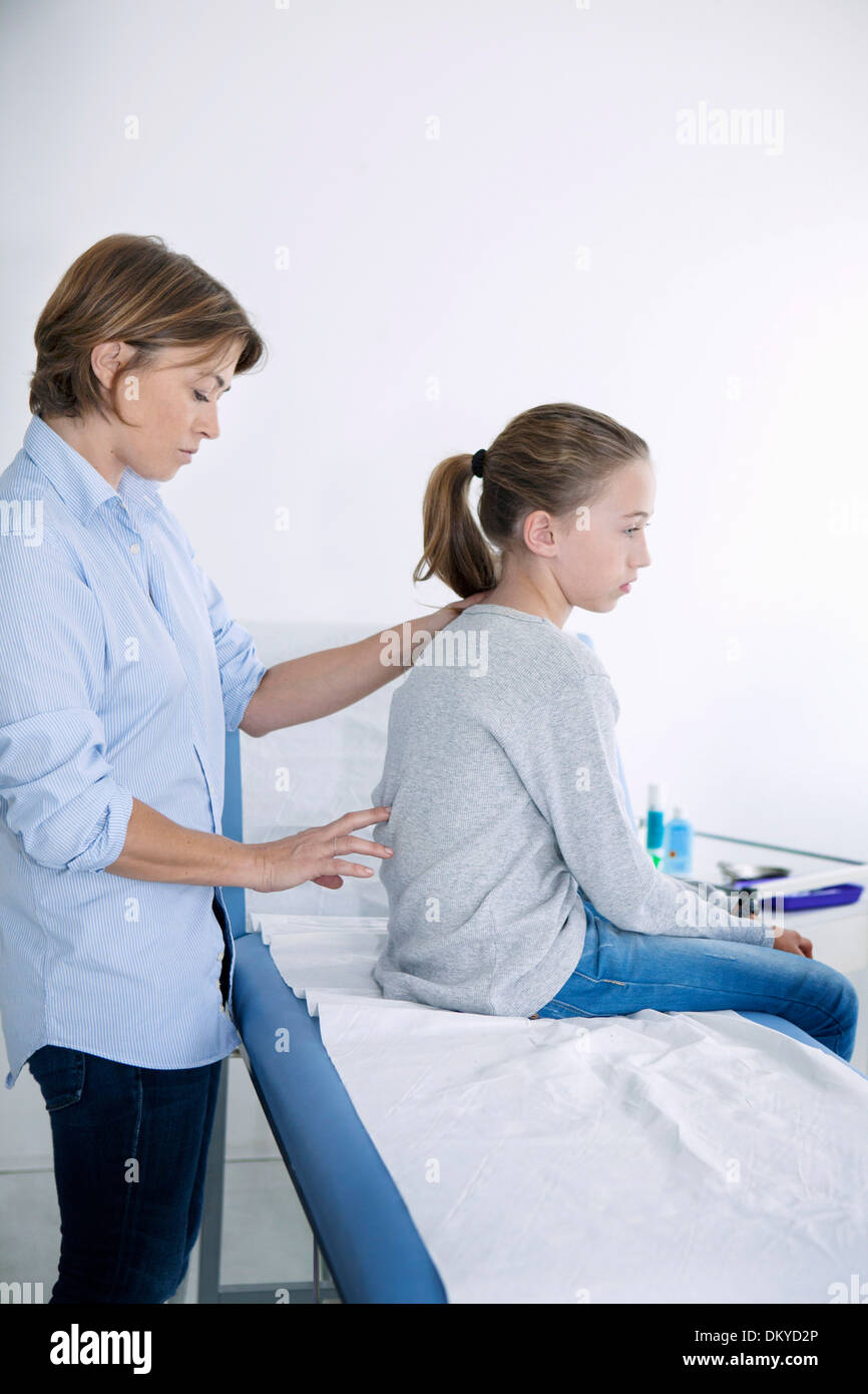 PB ZURÜCK. KIND, SEMIOLOGIE Stockfoto