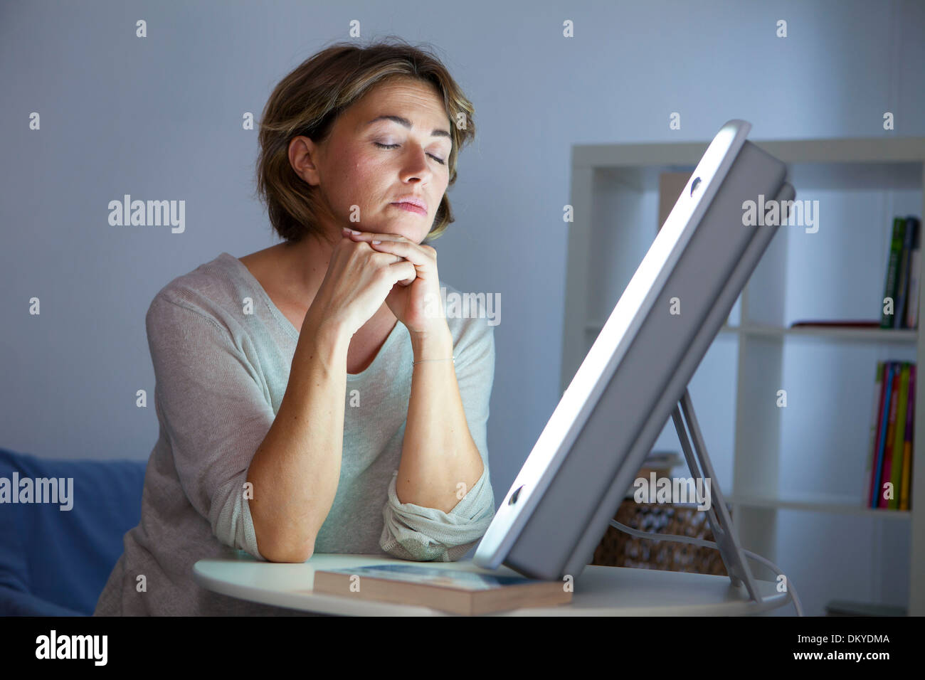 FRAU-LICHT-THERAPIE Stockfoto