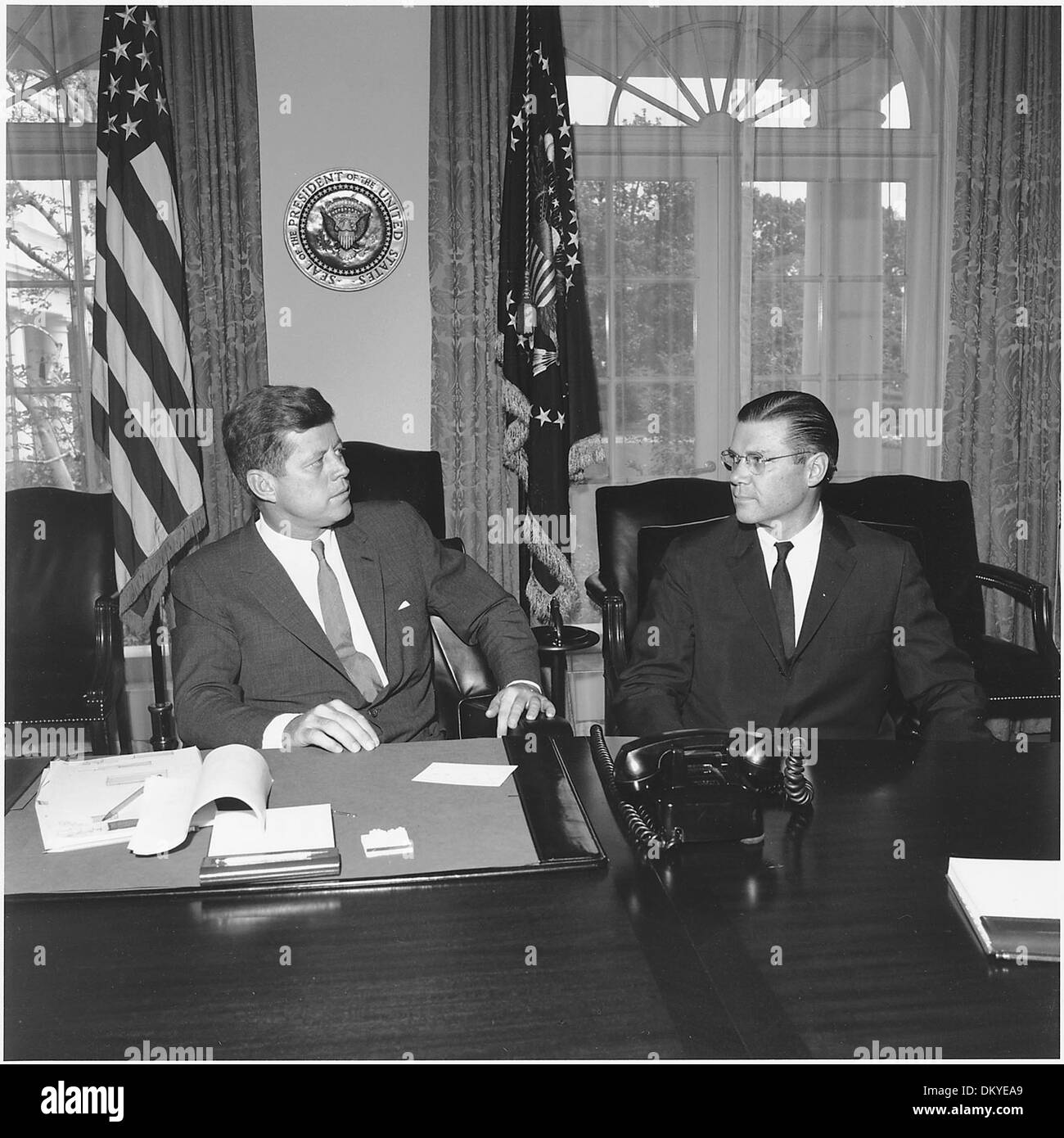 Präsident John F. Kennedy trifft sich mit Verteidigungsminister Robert McNamara im Kabinettsraum des Weißen Hauses, um Fragen der nationalen Sicherheit und Verteidigung während des Kalten Krieges zu erörtern. Stockfoto