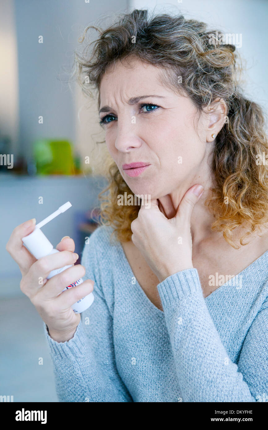 FRAU MIT SPRITZEN IN MUND Stockfoto
