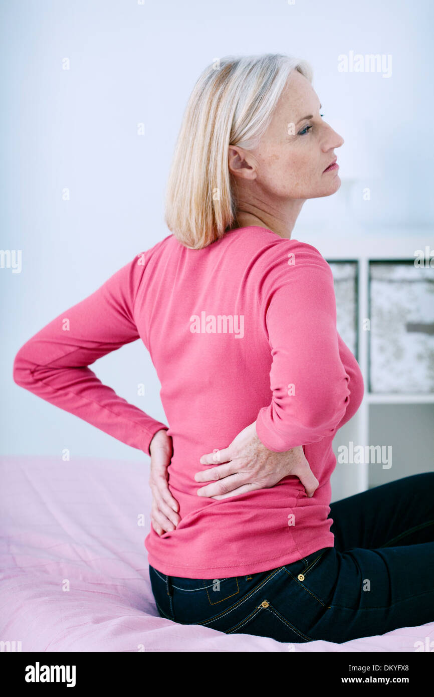 SCHMERZEN IM UNTEREN RÜCKEN IN ÄLTERE PERSON Stockfoto