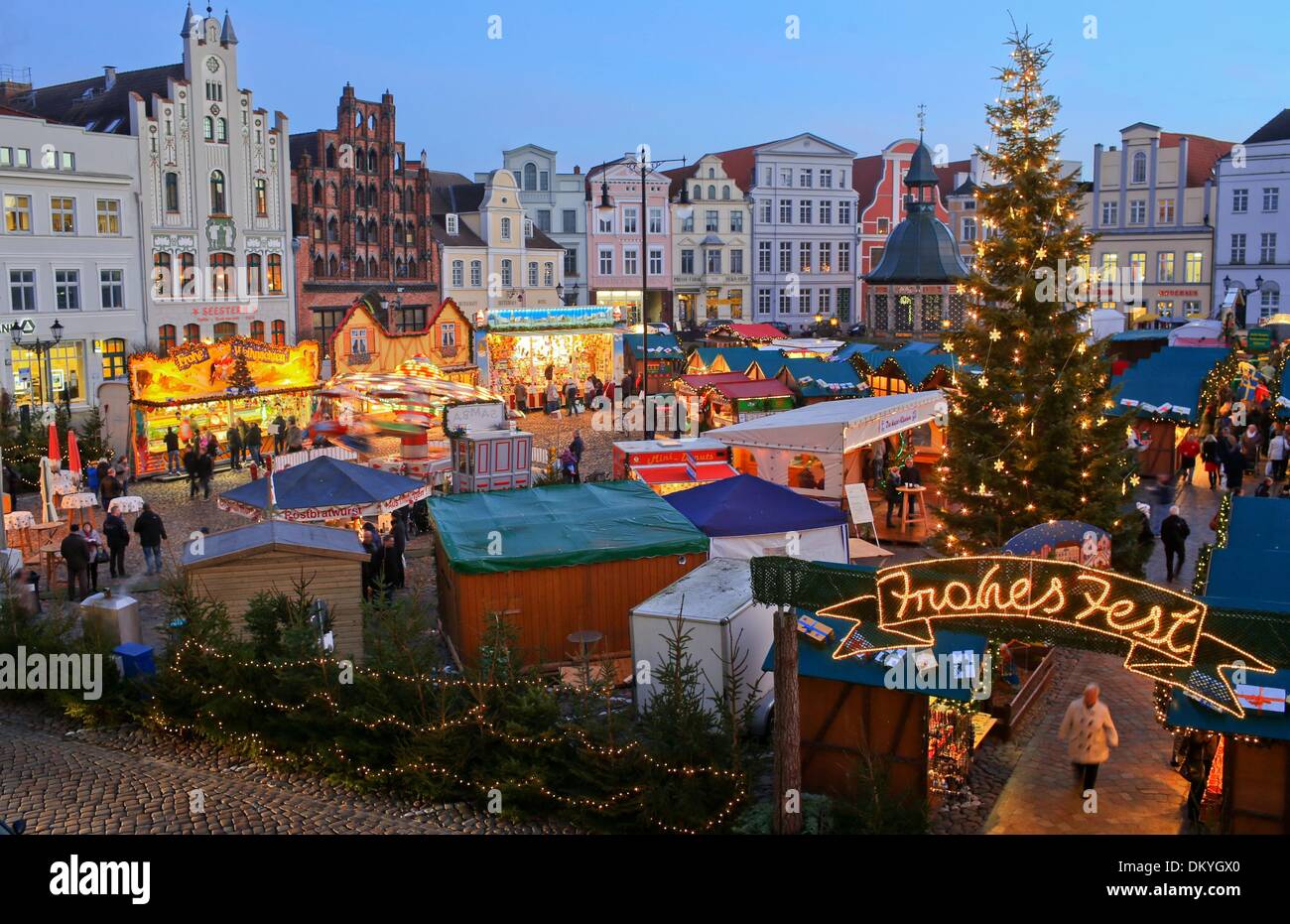 Wismar, Deutschland. 2. Dezember 2013. Blick auf den Weihnachtsmarkt ...