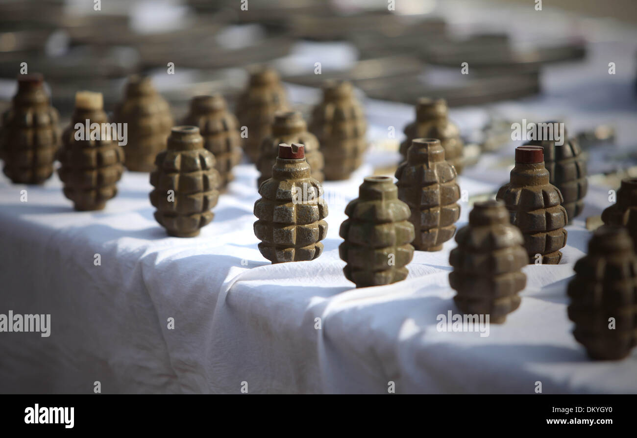 Kabul, Afghanistan. 10. Dezember 2013. Foto aufgenommen am 10. Dezember 2013 zeigt Terroristen Munition gefangen genommen von afghanischen Sicherheitskräften in Kabul, Hauptstadt von Afghanistan angezeigt. Afghanistans nationale Direktion für Sicherheit (NDS), nationale Intelligenz Agentur des Landes, sagte erfassten 22 Kämpfer einschließlich sieben Selbstmordattentäter in den vergangenen zwei Wochen eine Aussage über die Entität Dienstag hier veröffentlicht. Bildnachweis: Xinhua/Ahmad Massoud/Alamy Live News Stockfoto