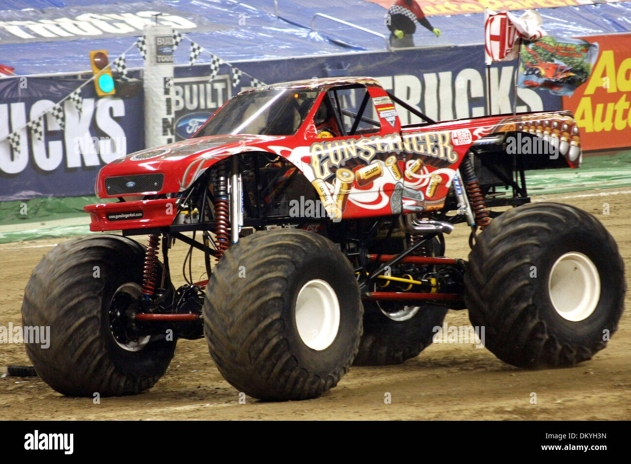 16. Januar 2010 - Detroit, Michigan, USA - 16. Januar 2010: Revolverheld wendet sich an den nächsten Sprung Line-up. Monster Jam fand im Ford Field in Detroit, Michigan statt. (Kredit-Bild: © Alan Ashley/Southcreek Global/ZUMApress.com) Stockfoto