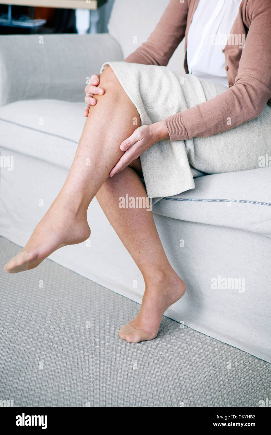 Frau mit beinschmerzen -Fotos und -Bildmaterial in hoher Auflösung – Alamy