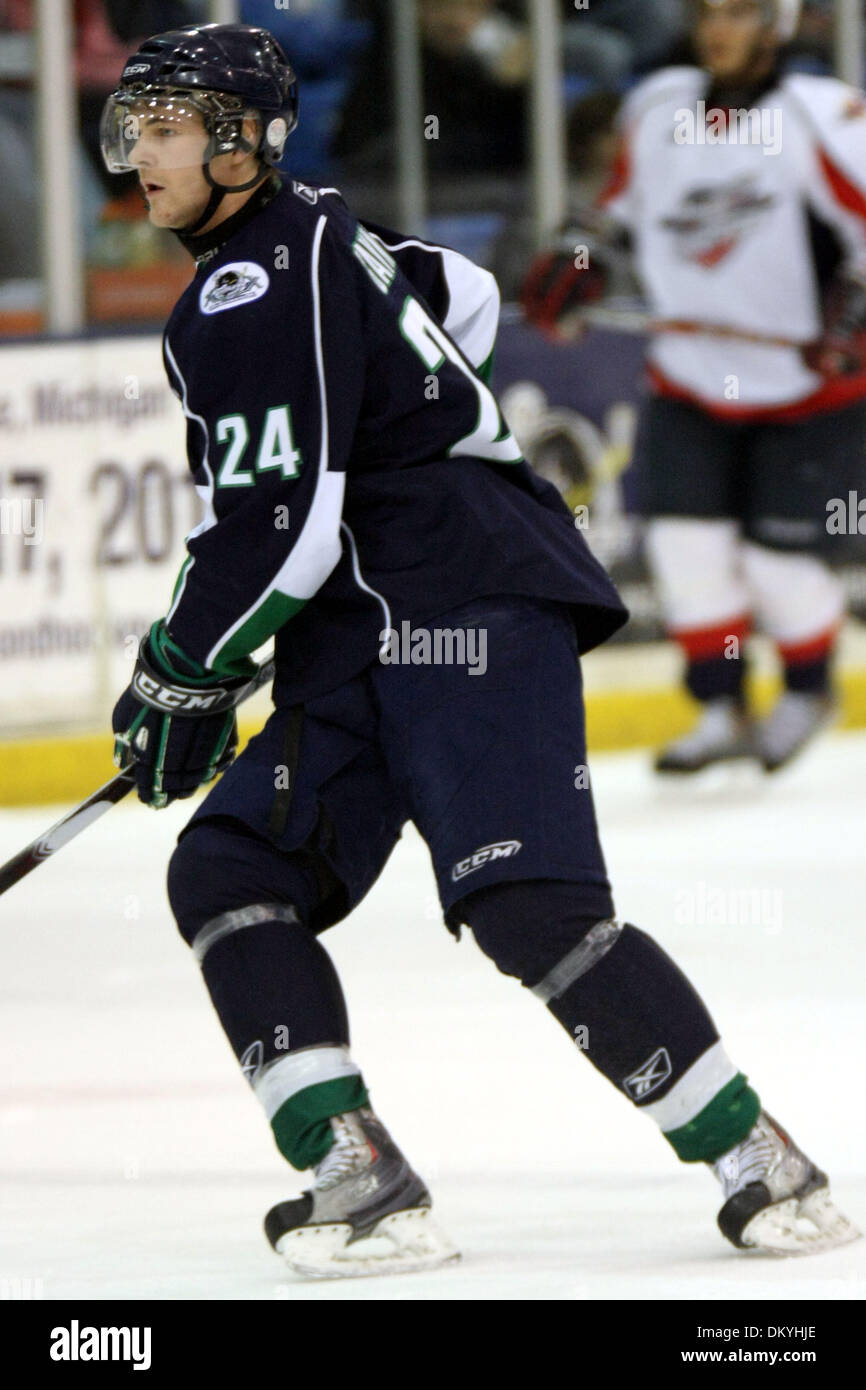 18. Januar 2010 - Plymouth, Michigan, USA - 18. Januar 2010: Plymouth center Joe Gaynor (24) Schlittschuhe in der Nähe von der Falte.  Die Plymouth Whalers besiegte den Windsor Spitfires 7-4 in einem Spiel in Plymouth, Michigan Compuware Arena gespielt. (Kredit-Bild: © Alan Ashley/Southcreek Global/ZUMApress.com) Stockfoto