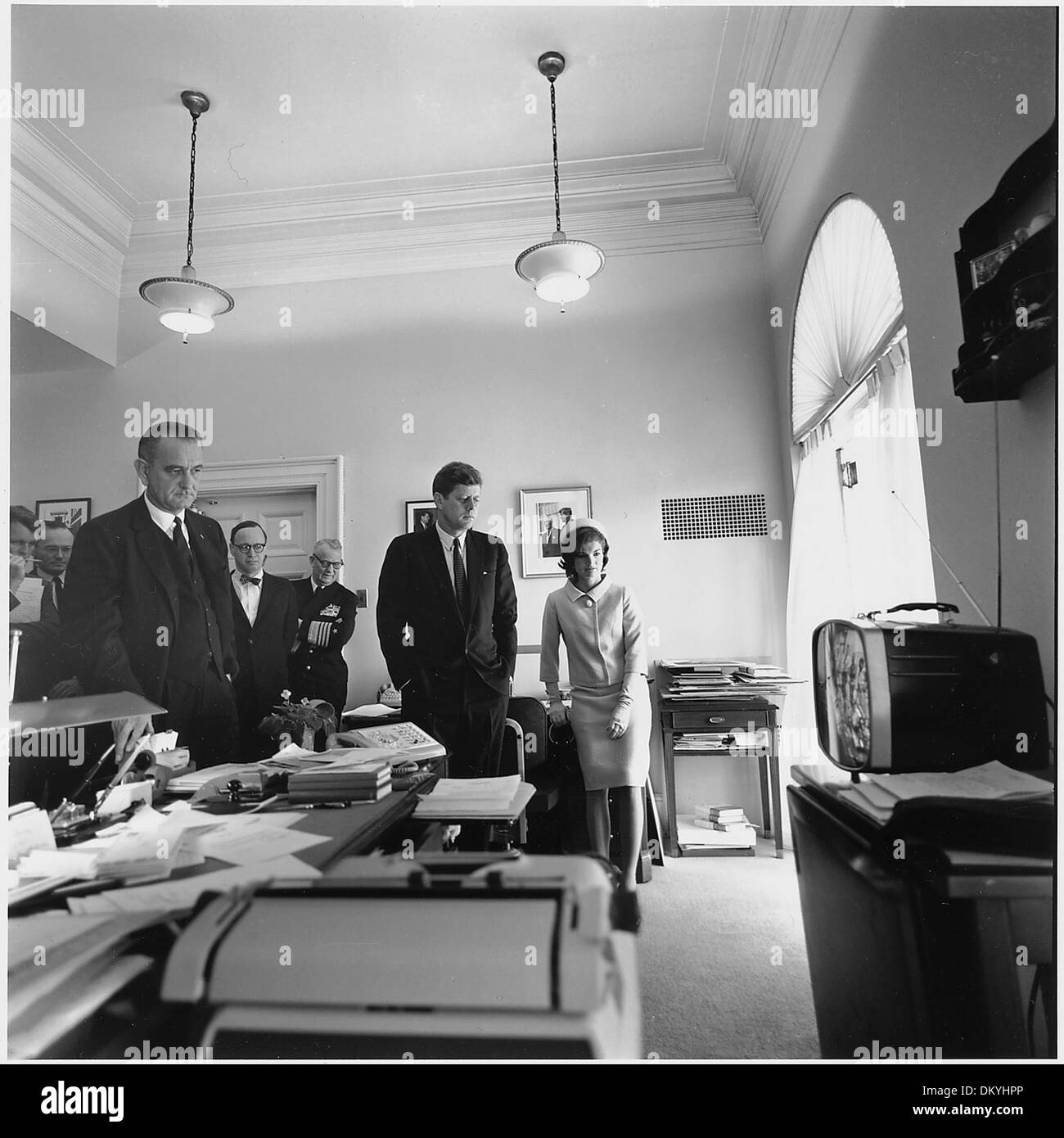 Das Bild zeigt wichtige US-Beamte, darunter Generalstaatsanwalt Kennedy, McGeorge Bundy und Vizepräsident Johnson, die den historischen Flug des Astronauten Alan Shepard im Jahr 1961 im Fernsehen beobachten. Stockfoto