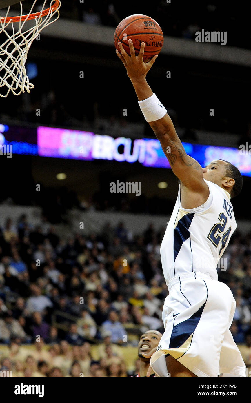 28. Januar 2010 - Pittsburgh, PA, USA - 28. Januar 2010: University of Pittsburgh senior Wache Jermaine Dixon (24) macht einer Lay in der ersten Hälfte gegen St. Johns University im Petersen Events Center in Pittsburgh, PA... Pitt gewann das Spiel 63-53..Mandatory Credit: Dean Beattie / Southcreek Global Media (Credit-Bild: © Dean Beattie/Southcreek Global/ZUMApress.com) Stockfoto