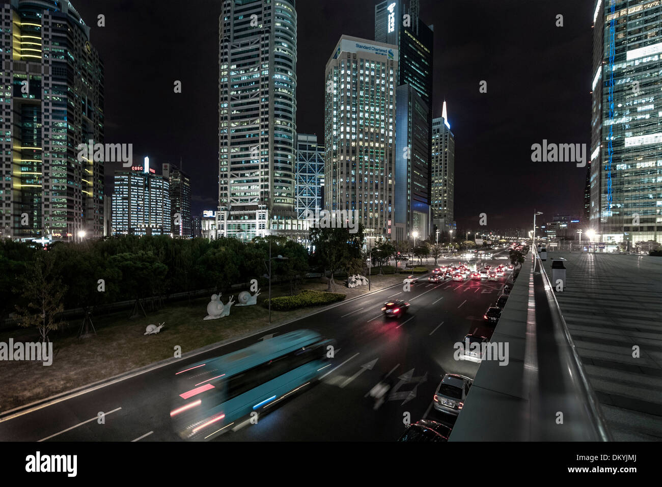 Stadtbild, Nachtszene, Lujiazui Bankenviertel, Pudong, Shanghai, China Stockfoto