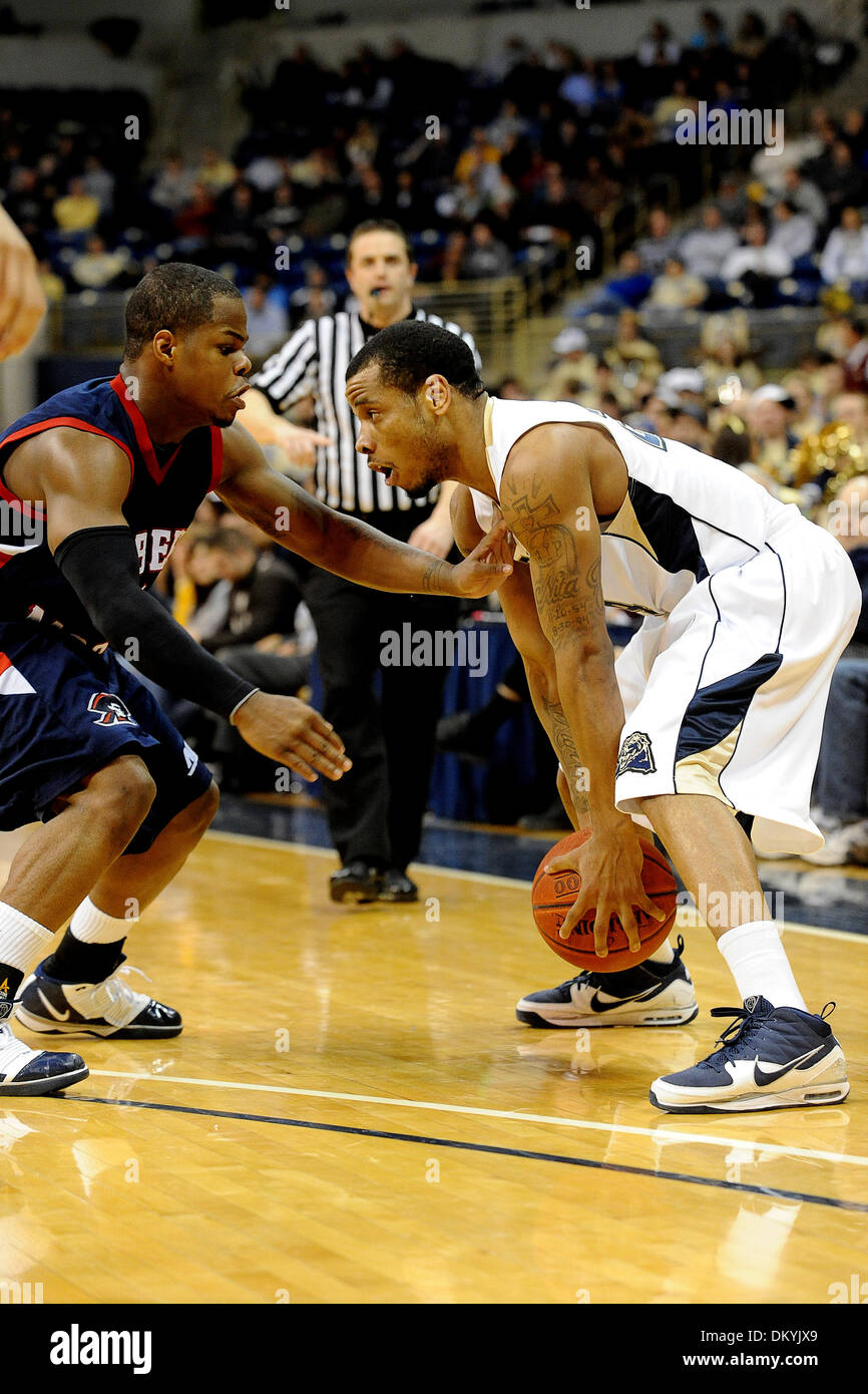 8. Februar 2010 - Pittsburgh, PA, USA - 8. Februar 2010: Robert Morris University Freshman Wache Velton Jones (3) hält die University of Pittsburgh senior Jermaine Dixon (24) nach außen zu schützen, als er versucht zu bewegen in der zweiten Hälfte der NCAA nicht Konferenz Basketball-Aktion im Petersen Events Center in Pittsburgh, PA... Pitt gewann das Spiel 77-53.Mandatory-Credit: Dean Beattie / Stockfoto