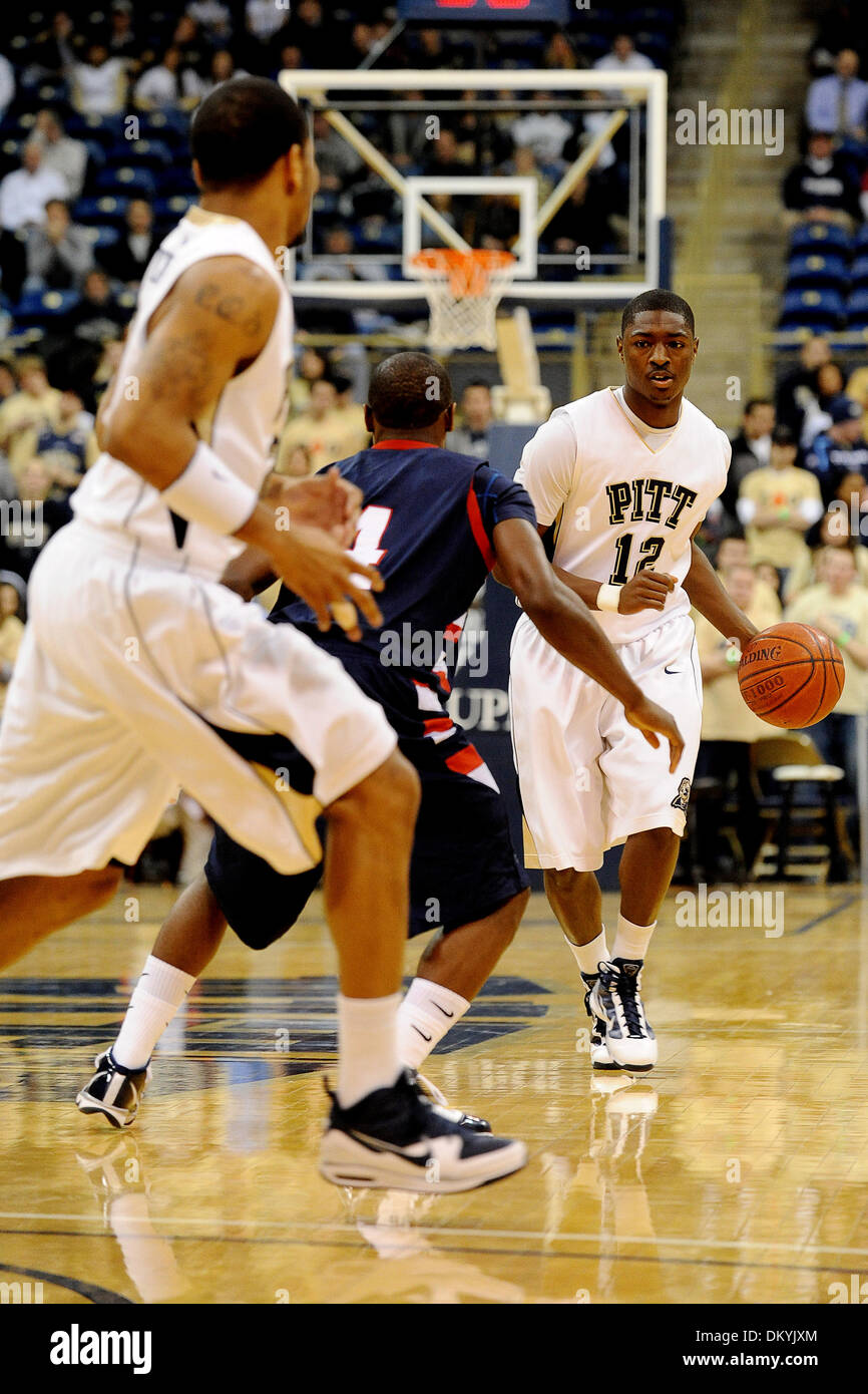 8. Februar 2010 - Pittsburgh, PA, USA - 8. Februar 2010: University of Pittsburgh Sophomore Wache Ashton Gibbs (12) bewegt sich den Ball nach unten Gericht wie Robert Morris University Freshman Wache Karon Abraham (4) verteidigt und University of Pittsburgh senior Wache Jermaine Dixon (24) bewegt sich in der ersten Hälfte des NCAA Basketball-Aktion nicht Konferenz im Petersen Events Center in Grube geöffnet zu Stockfoto