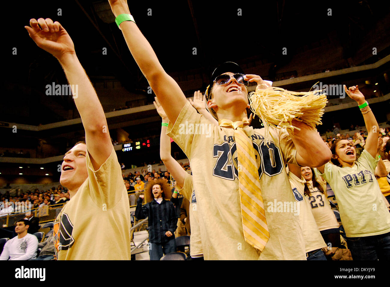 8. Februar 2010 - Pittsburgh, PA, USA - 8. Februar 2010: Mitglieder der '' Oakland Zoo'', die Schüler jubeln Abschnitt, machen Lärm, wie Pitt ihren Vorsprung auf Robert Morris University in der zweiten Hälfte des NCAA Basketball-Aktion nicht Konferenz im Petersen Events Center in Pittsburgh, PA verleiht... Pitt gewann das Spiel 77-53.Mandatory-Credit: Dean Beattie / Southcreek Global Media (Cr Stockfoto