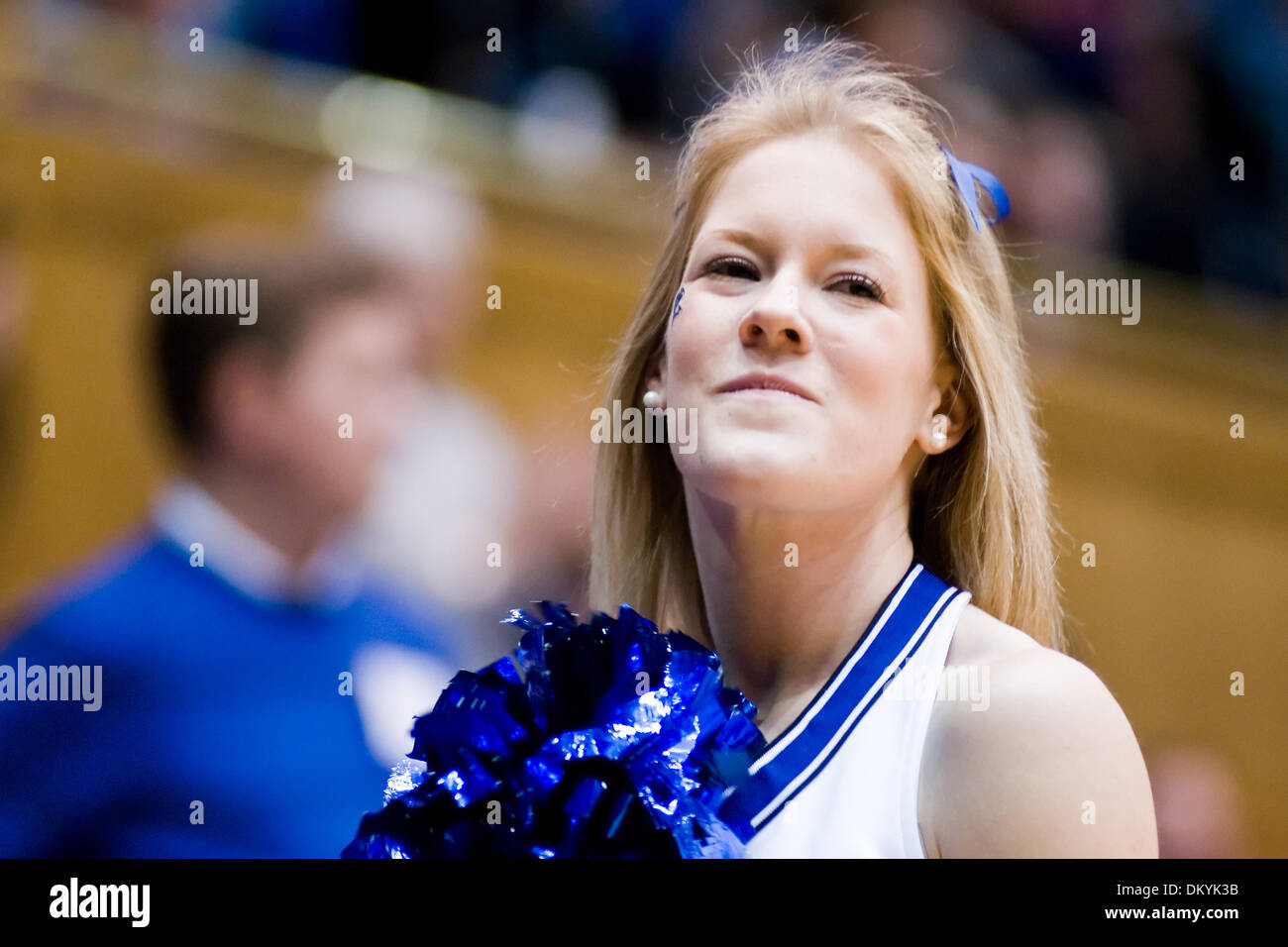 13. Februar 2010 - Durham, North Carolina, USA - 13. Februar 2009: Duke Cheerleader vor dem Spiel... Herzog schlägt für den 1. Platz in der ACC Cameron Indoor Stadium, Durham NC Maryland 77-56. Obligatorische Credit: Mark Abbott / Southcreek Global (Kredit-Bild: © Mark Abbott/Southcreek Global/ZUMApress.com) Stockfoto