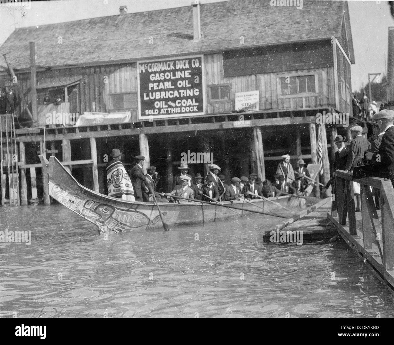 Wrangell Harbor in Alaska wird 1927 zusammen mit dem McCormick Co. Dock gezeigt. Der Hafen war in dieser Zeit ein wichtiger Standort für die Handelsschifffahrt und die lokale Industrie. Stockfoto