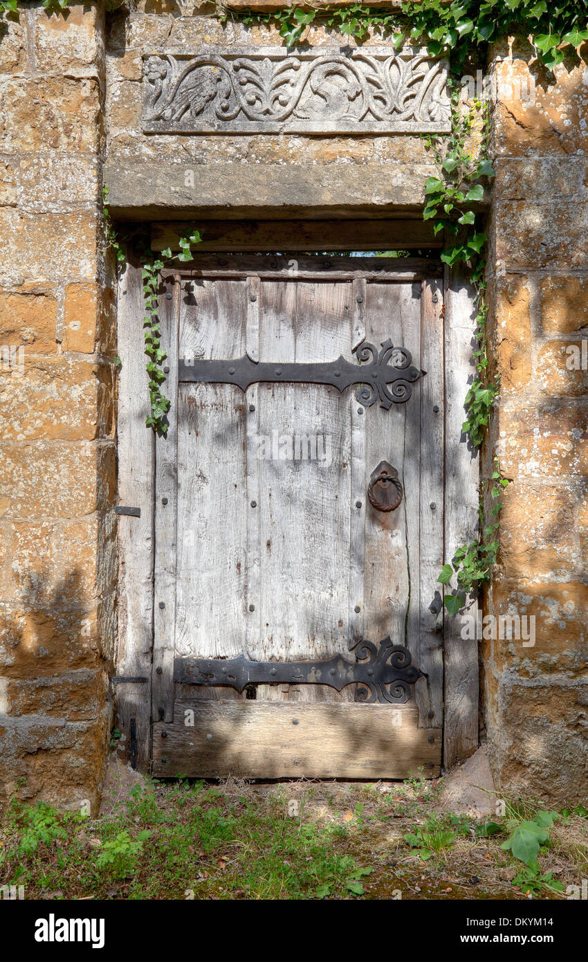 Alte Tür Cotswolds Manor House Garden, Warwickshire, England. Stockfoto