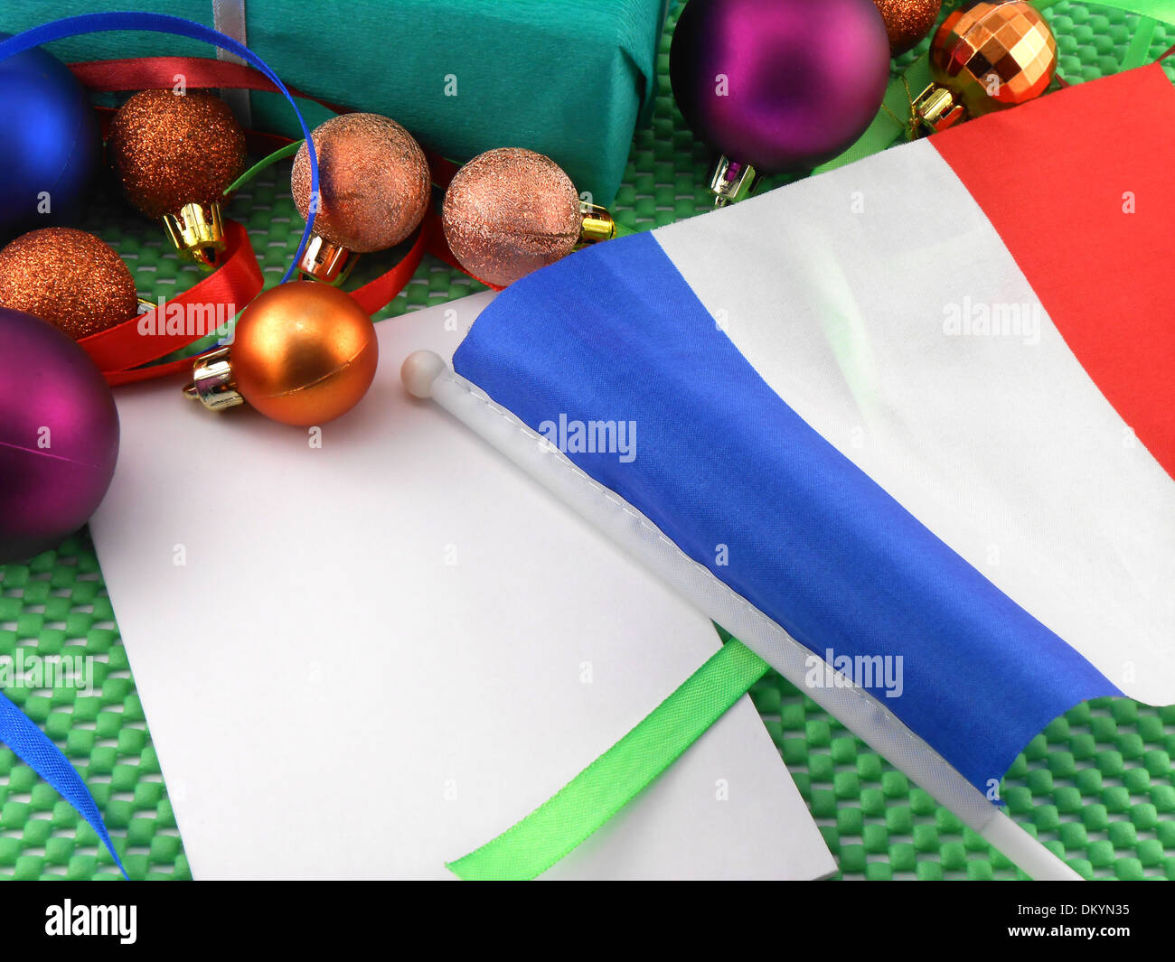 Frankreich-Fahne mit Weihnachtsdekoration, Neujahrskarte Stockfoto