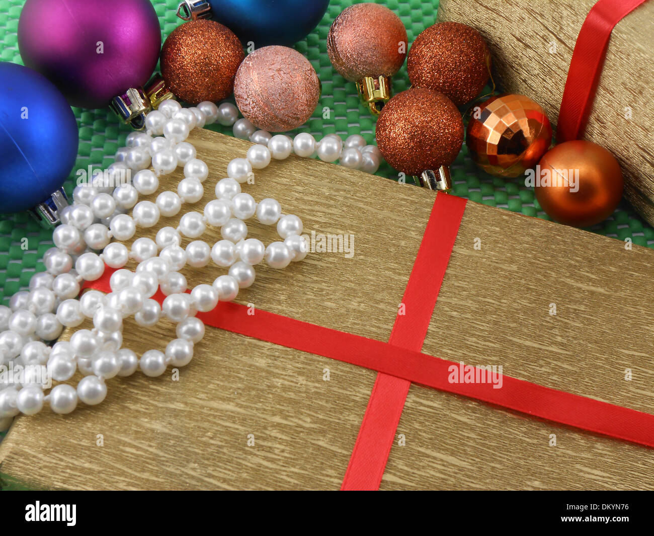 Weihnachten und Silvester Dekoration, Kugeln und Geschenke Stockfoto