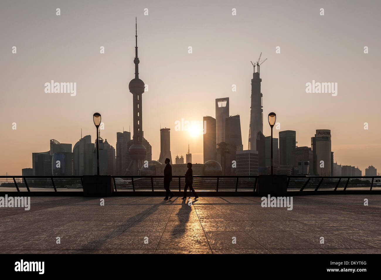Zu Fuß entlang der Bund, Waterfront, Sonnenaufgang, Skyline von Pudong, Shanghai, China Stockfoto
