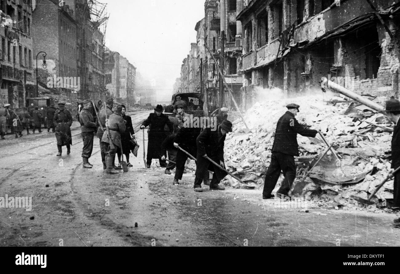 Nationalsozialistische Aktivisten und andere misstrauische Menschen werden unter der Aufsicht sowjetischer Soldaten in Berlin, Deutschland, am 1945. Mai eingesetzt, um die Ruinen zu räumen. Fotoarchiv für Zeitgeschichte Stockfoto