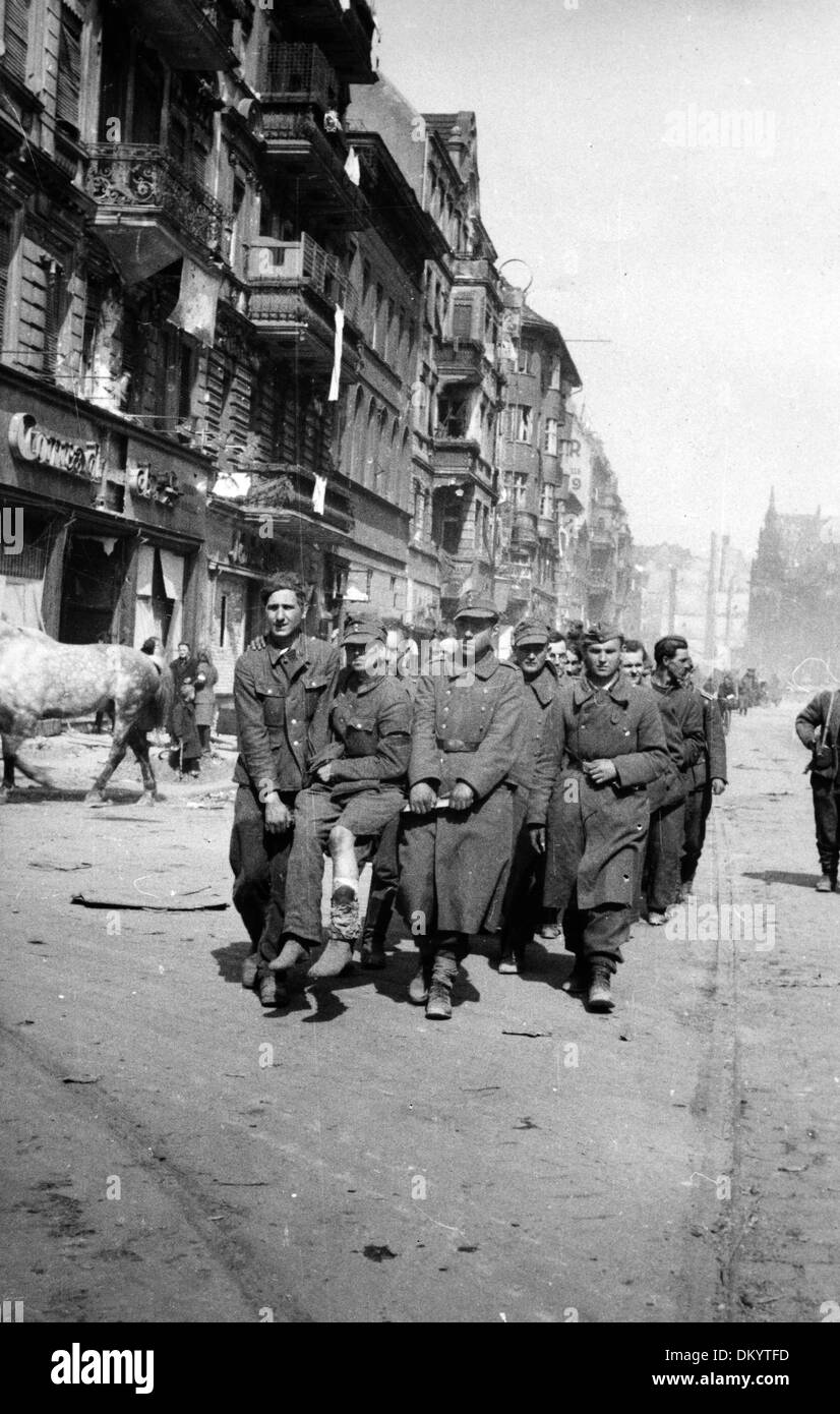 Soldaten der deutschen Wehrmacht werden am 30. April 1945 von der Roten Armee in Berlin als Gefangene genommen. Fotoarchiv für Zeitgeschichte Stockfoto
