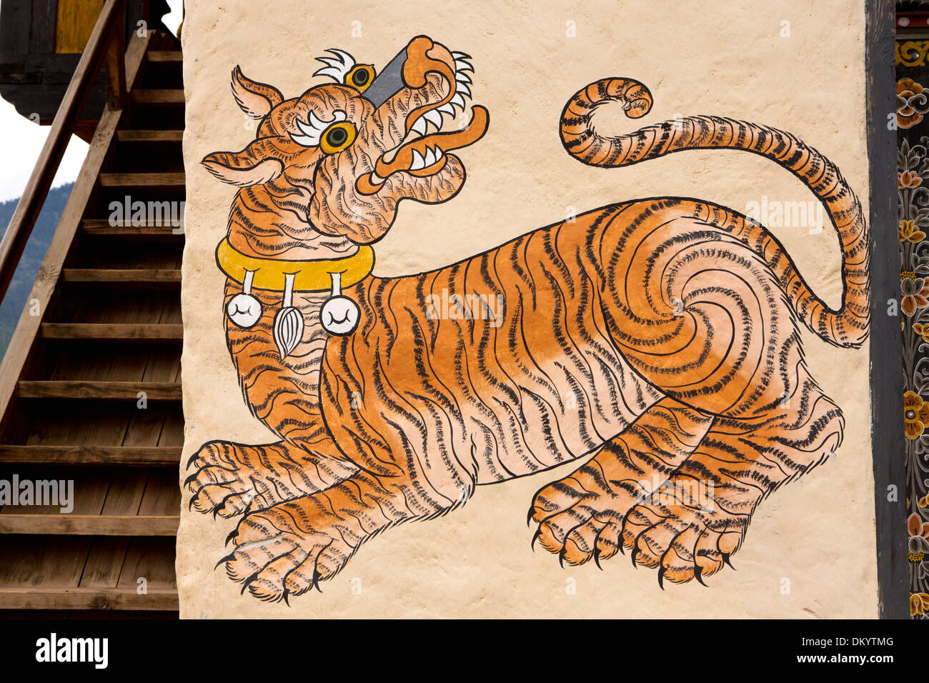 Bhutan, Bumthang Valley, Gaytsa Dorf große Tiger Haus Wandbild gemalt Stockfoto