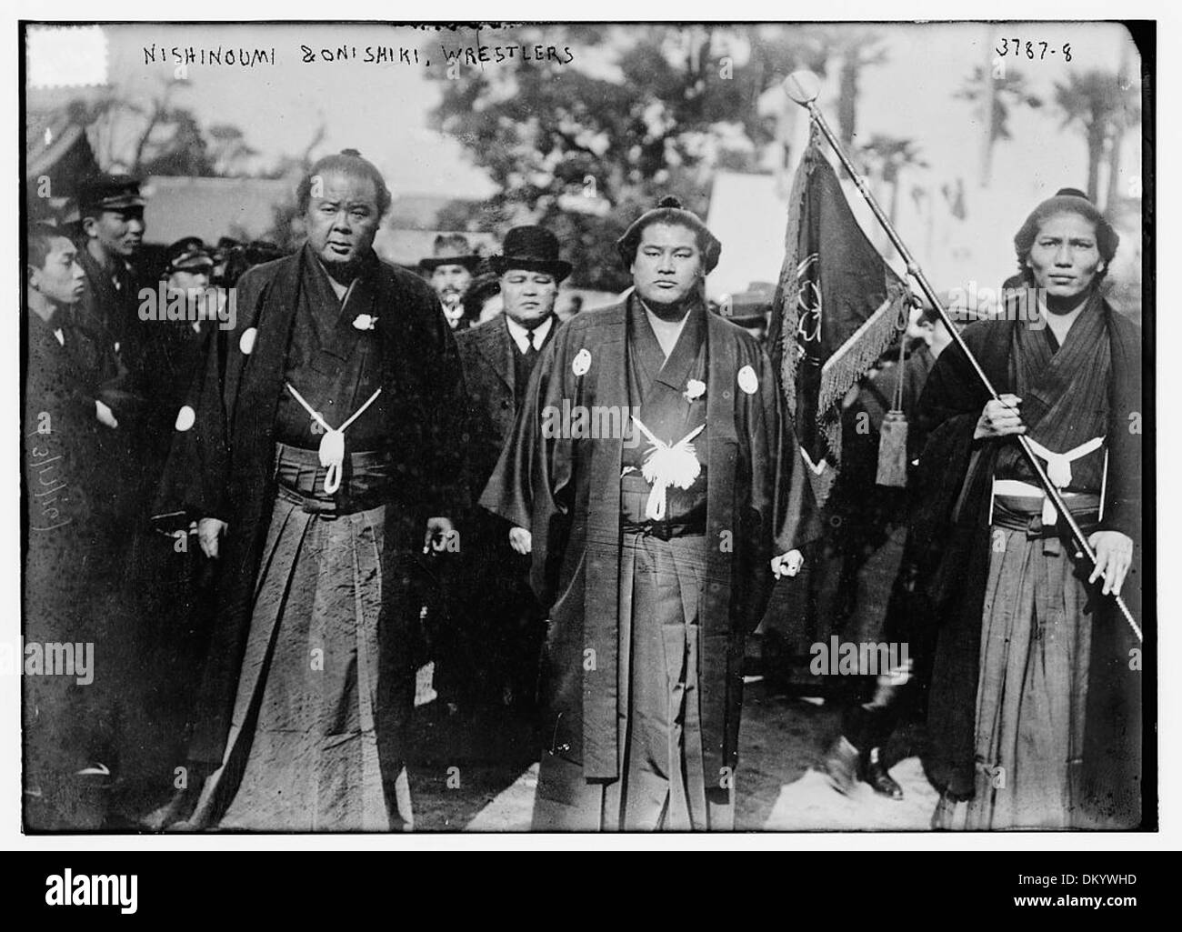 Dieses historische Foto aus der Library of Congress zeigt die berühmten Sumo-Wrestler Nishinoumi und Onishiki. Diese beiden Athleten sind bedeutende Figuren im japanischen Sumo-Ringen und zeigen ihre Stärke und Technik im Sport. Stockfoto