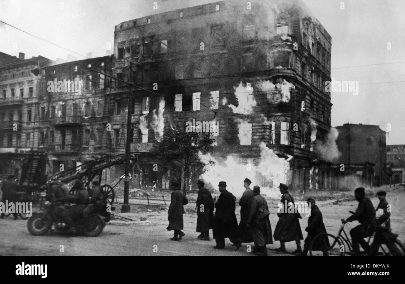 Deutsche Soldaten und Mitglieder des Volkssturms (Miliz) werden von der Roten Armee in Berlin im April/Mai 1945 als Gefangene genommen. Fotoarchiv für Zeitgeschichte Stockfoto